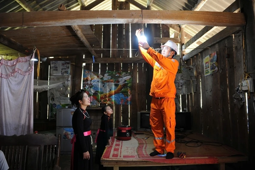 dien-luc-mien-bac-di-tung-ngo-go-tung-nha-tuyen-truyen-tiet-kiem-dien8.jpg