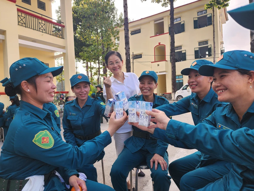 TH true MILK tiếp sức chiến sĩ diễu binh ngay trên thao trường, sẵn sàng cho Đại lễ 30-4