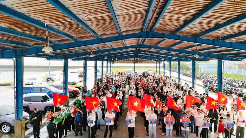 gan-10-000-nhan-vien-vingroup-va-tinh-nguyen-vien-ra-quan-lam-sach-bo-bien-tai-28-tinh-thanh-pho11.jpg