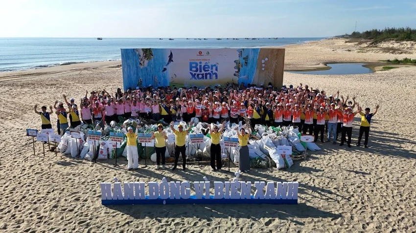 gan-10-000-nhan-vien-vingroup-va-tinh-nguyen-vien-ra-quan-lam-sach-bo-bien-tai-28-tinh-thanh-pho13.jpg