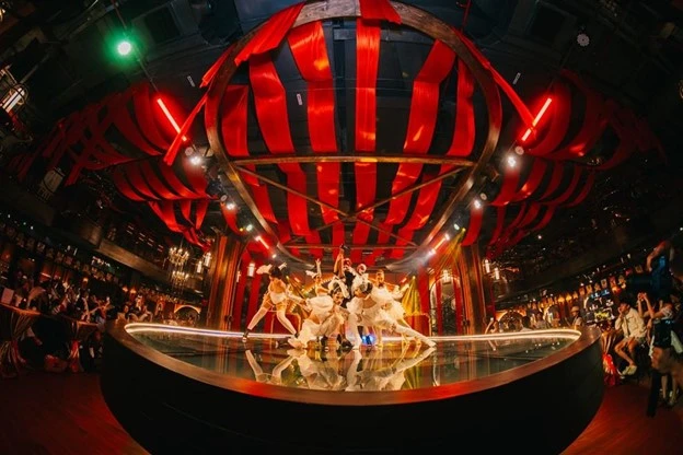 du-khach-phan-khich-voi-chuoi-show-moi-tai-ba-na2.jpg