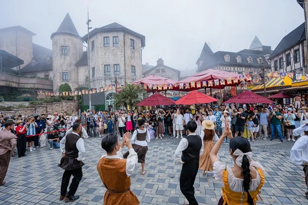 du-khach-phan-khich-voi-chuoi-show-moi-tai-ba-na7.jpg