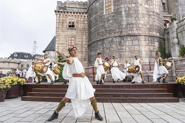 du-khach-phan-khich-voi-chuoi-show-moi-tai-ba-na8.jpg
