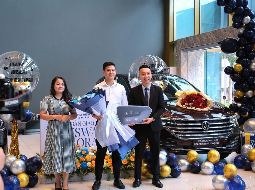 charm-group-chi-trieu-do-sam-xe-sang-volkswagen-dua-don-khach-hang-charm-resort-long-hai1.jpg