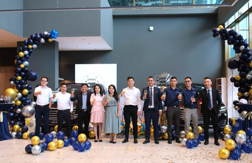charm-group-chi-trieu-do-sam-xe-sang-volkswagen-dua-don-khach-hang-charm-resort-long-hai2.jpg