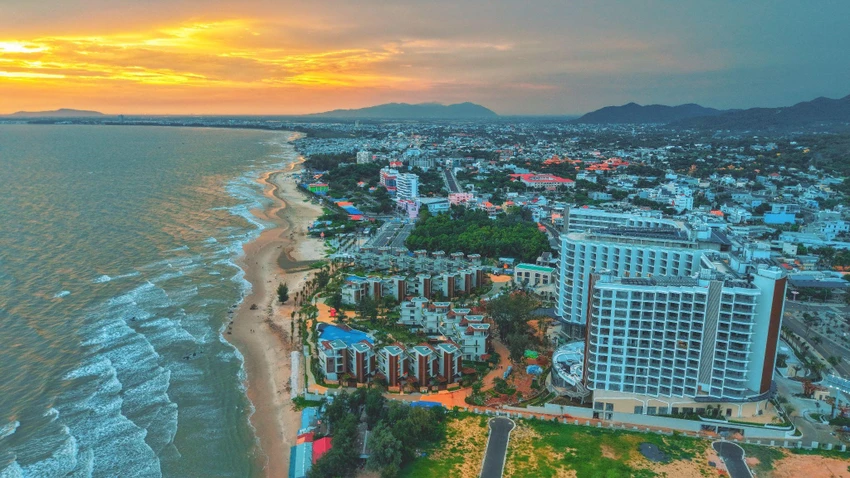 charm-group-chi-trieu-do-sam-xe-sang-volkswagen-dua-don-khach-hang-charm-resort-long-hai3.jpg