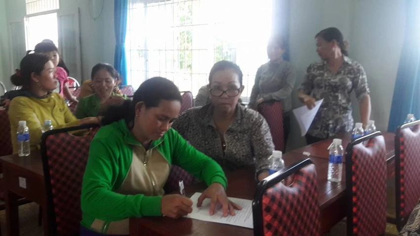 Phụ huynh xin rút con khỏi lớp học VNEN vì lo con học dốt ảnh 2 Phụ huynh điền phiếu khảo sát