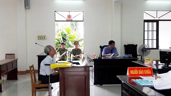 Ông Nguyễn Khắc Thủy bị tố dâm ô trẻ em lại hầu tòa ảnh 1 Ông Nguyễn Khắc Thủy bị tố dâm ô trẻ em lại hầu tòa ảnh 1