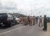 Tài xế dùng rìu chém người, ép ngã 2 cảnh sát giao thông