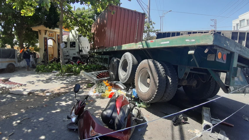 Ô tô đầu kéo húc hàng loạt xe máy rồi tông vào cổng chùa ảnh 2 Ô tô đầu kéo húc hàng loạt xe máy rồi tông vào cổng chùa ảnh 2