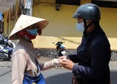 COVID-19: Ngưng bán vé số, nhiều người nghèo được giúp đỡ