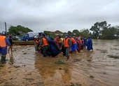 Ngư dân đưa thuyền đi biển lên ruộng cứu đồng bào vùng lũ
