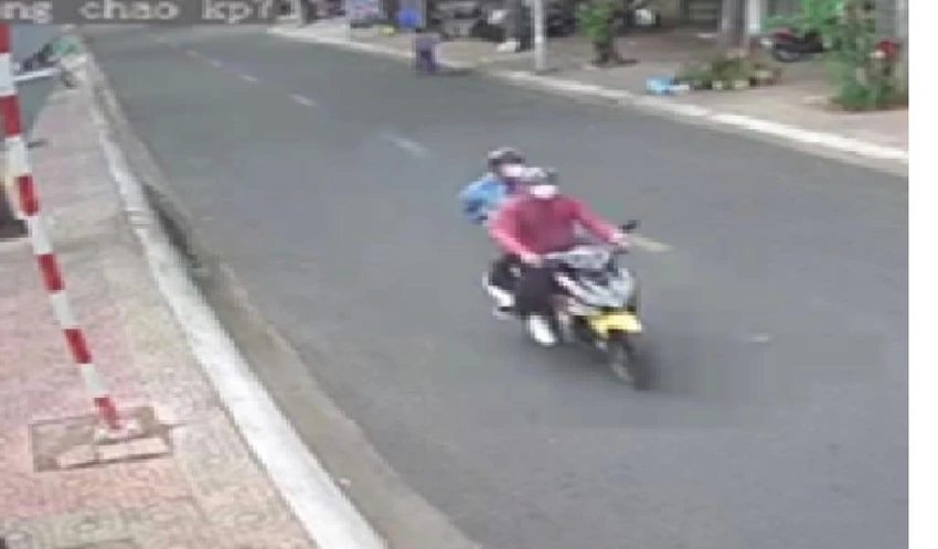 Hai đối tượng nghi vấn được camera an ninh ghi lại-Ảnh:CA Hai đối tượng nghi vấn được camera an ninh ghi lại-Ảnh:CA