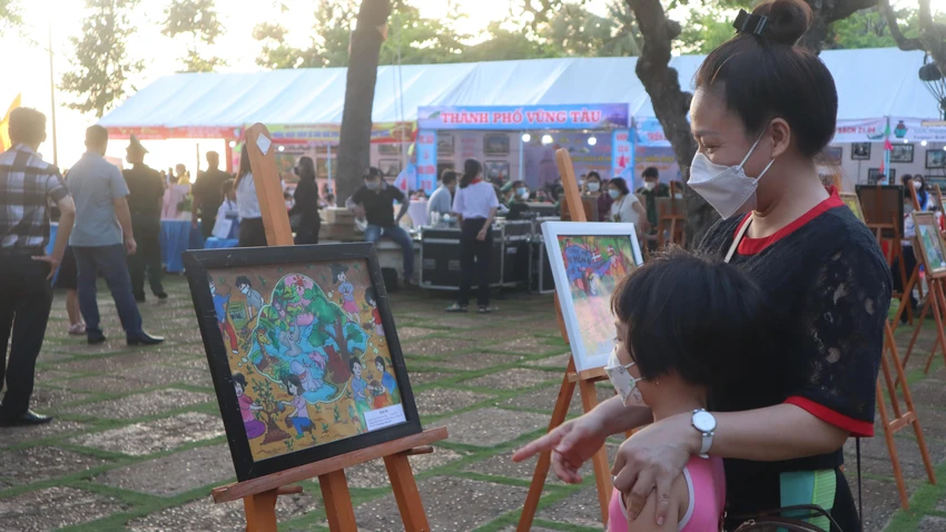 Nhiều em học sinh được gia đình đưa đến tham quan, đọc sách trong lễ hưởng ứng-Ảnh:TK Nhiều em học sinh được gia đình đưa đến tham quan, đọc sách trong lễ hưởng ứng-Ảnh:TK