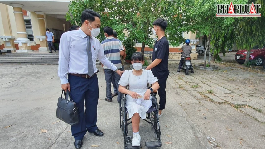 Gia đình em Hồng cho hay sẽ kháng cáo vì không đồng tình với phần tuyên tách chi phí bồi thường chân giả ra xử lý ở một vụ án khác. Ảnh:TK