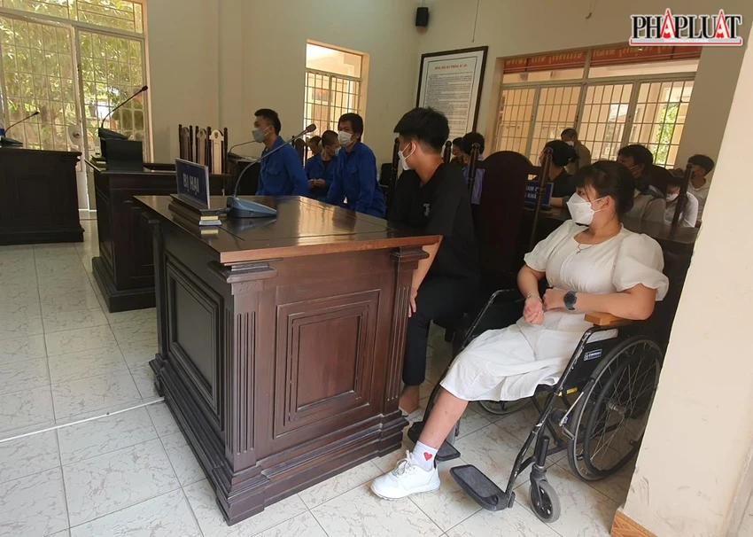 Em Trần Thị Hồng nhờ gia đình hỗ trợ đưa đến phiên tòa với một bên chân không còn và mong muốn sớm có thể lắp chân giả để đi học. Ảnh:TK
