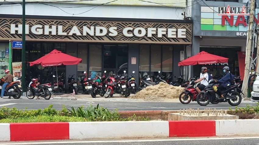 Một trong số các móng trụ đã được thi công xong chỉ chờ lắp tháp nhưng hiện nay đang tạm dừng-Ảnh:TK Một trong số các móng trụ đã được thi công xong chỉ chờ lắp tháp nhưng hiện nay đang tạm dừng-Ảnh:TK