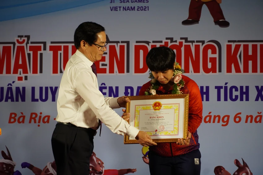 VĐV Nguyễn Thị Thanh Trâm- huy chương Vàng ở môn Kurash nhận được bằng khen từ Bí thư Tỉnh ủy Phạm Viết Thanh- Ảnh:BK VĐV Nguyễn Thị Thanh Trâm- huy chương Vàng ở môn Kurash nhận được bằng khen từ Bí thư Tỉnh ủy Phạm Viết Thanh- Ảnh:BK