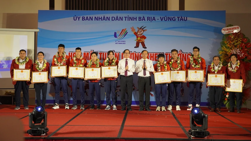 Lãnh đạo tỉnh Bà Rịa- Vũng Tàu trao bằng khen các VĐV, HLV đạt thành tích xuất sắc tại SEA Games 31- Ảnh:TA Lãnh đạo tỉnh Bà Rịa- Vũng Tàu trao bằng khen các VĐV, HLV đạt thành tích xuất sắc tại SEA Games 31- Ảnh:TA