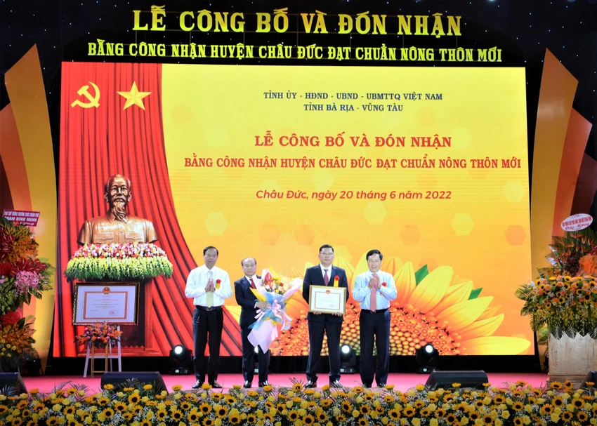 Phó Thủ tướng Phạm Bình Minh tặng hoa chúc mừng huyện Châu Đức. Ảnh:TB Phó Thủ tướng Phạm Bình Minh tặng hoa chúc mừng huyện Châu Đức. Ảnh:TB