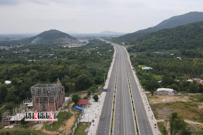 Cao tốc Biên Hòa- Vũng Tàu cùng với một số tuyến đường đã và đang triển khai sẽ giúp kết nối liên vùng tốt, tạo động lực phát triển kinh tế-xã hội (Ảnh một góc tuyến tránh Quốc lộ 56 đoạn qua TP. Bà Rịa):TK