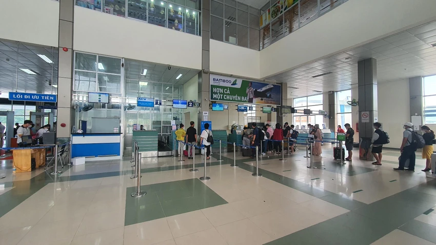 Việc thi công, hoàn thành các dự án đồng bộ sẽ giảm thiểu việc kéo dài thời gian đóng cửa sân bay Côn Đảo-(Ảnh khách làm thủ tục tại sân bay Côn Đảo):HS Việc thi công, hoàn thành các dự án đồng bộ sẽ giảm thiểu việc kéo dài thời gian đóng cửa sân bay Côn Đảo-(Ảnh khách làm thủ tục tại sân bay Côn Đảo):HS