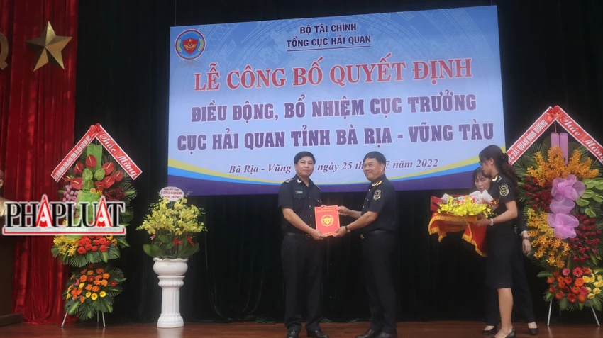 Ông Nguyễn Văn Thọ trao quyết định điều động, bổ nhiệm cho ông Nguyễn Trường Giang (bên trái ảnh):TK Ông Nguyễn Văn Thọ trao quyết định điều động, bổ nhiệm cho ông Nguyễn Trường Giang (bên trái ảnh):TK