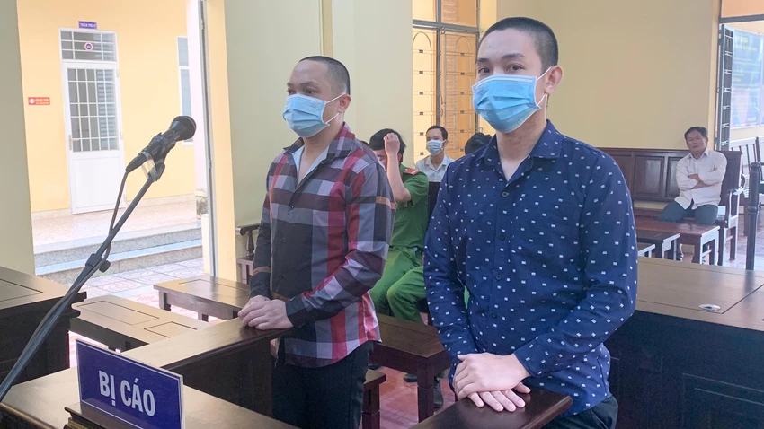 Hai đối tượng tại tòa. Ảnh: ĐT Hai đối tượng tại tòa. Ảnh: ĐT