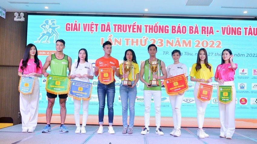 Giới thiệu trang phục thi đấu của các VĐV, các đơn vị tham gia chạy đồng hành...tại Giải Việt dã-Ảnh:MT