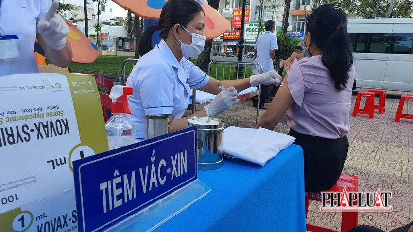 Cán bộ, người dân đến tiêm vaccine mũi tăng cường phòng, chống COVID-19 sáng 30-8. Ảnh: TK Cán bộ, người dân đến tiêm vaccine mũi tăng cường phòng, chống COVID-19 sáng 30-8. Ảnh: TK