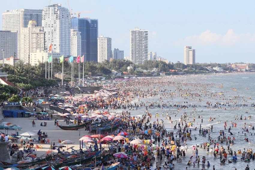 Vũng Tàu thành phố du lịch sạch ASEAN Khách đến Vũng Tàu vui chơi, tắm biển trong năm 2022. Ảnh:TK
