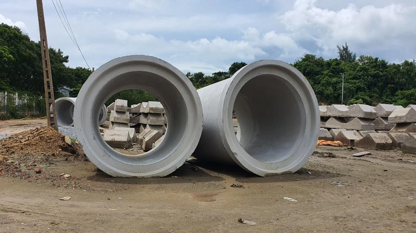 Ống cống được đưa về nhưng hiện chưa thể thi công tiếp do đường vào bị chặn. Ảnh:NK Ống cống được đưa về nhưng hiện chưa thể thi công tiếp do đường vào bị chặn. Ảnh:NK