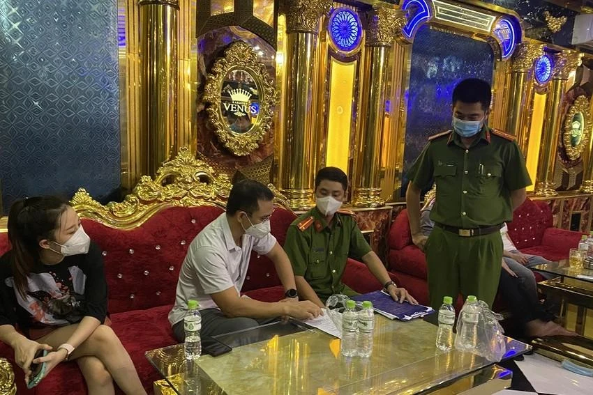Công an kiểm tra hoạt động tại một quán karaoke trên địa bàn thị xã Phú Mỹ, tỉnh Bà Rịa-Vũng Tàu. Ảnh:CTV Công an kiểm tra hoạt động tại một quán karaoke trên địa bàn thị xã Phú Mỹ, tỉnh Bà Rịa-Vũng Tàu. Ảnh:CTV