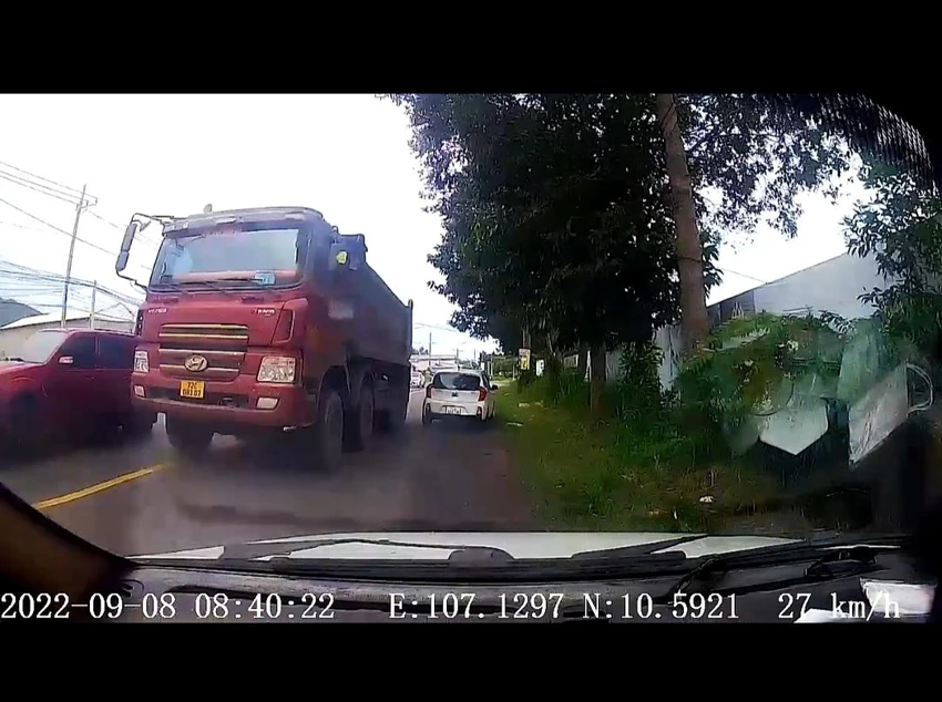 Hình ảnh xe tải đi ngược chiều camera hành trình ghi lại-Ảnh:KM Hình ảnh xe tải đi ngược chiều camera hành trình ghi lại-Ảnh:KM