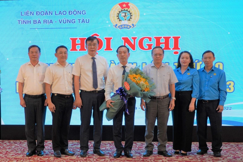 Ông Lê Văn Hòa nhận nhiệm vụ mới tại Liên đoàn Lao động tỉnh Bà Rịa-Vũng Tàu. Ảnh: ĐT Ông Lê Văn Hòa nhận nhiệm vụ mới tại Liên đoàn Lao động tỉnh Bà Rịa-Vũng Tàu. Ảnh: ĐT