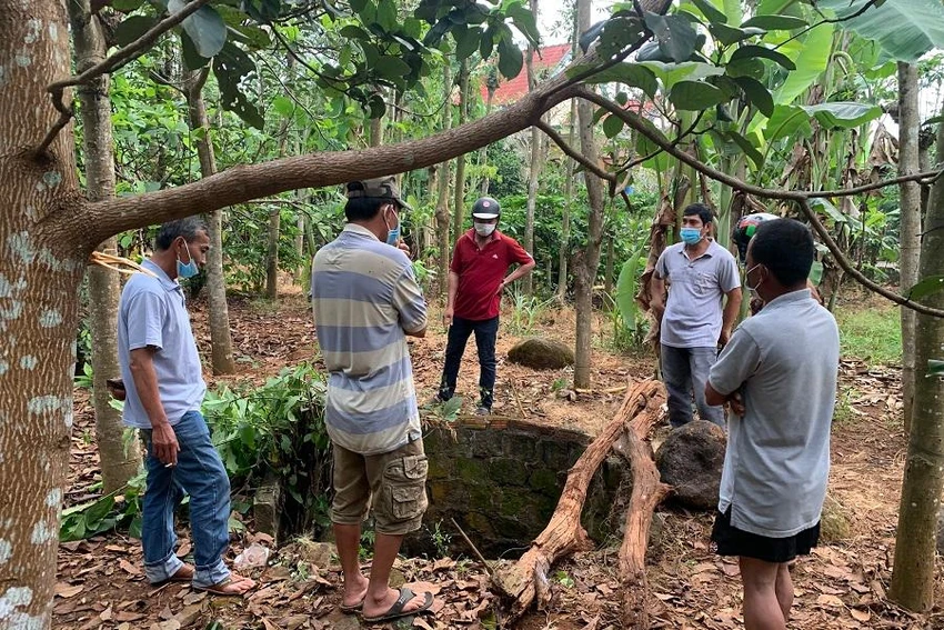 Giếng cạn nơi Hải giấu thi thể chị Oanh và trốn sau khi gây án. Ảnh:ĐT Giếng cạn nơi Hải giấu thi thể chị Oanh và trốn sau khi gây án. Ảnh:ĐT