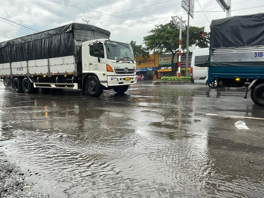 Mặt đường xấu, mưa là ngập trên Quốc lộ 51. Ảnh: Châu Vũ