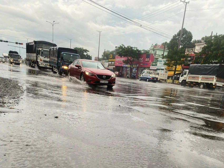Mặt đường xuống cấp nhưng chưa được đại tu vì chưa đến thời hạn. Ảnh:Châu Vũ