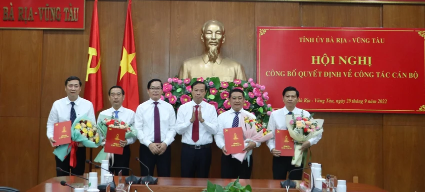 Các cán bộ được luân chuyển nhận quyết định từ Bí thư Tỉnh ủy và Chủ tịch UBND tỉnh Bà Rịa-Vũng Tàu. Ảnh: KT Các cán bộ được luân chuyển nhận quyết định từ Bí thư Tỉnh ủy và Chủ tịch UBND tỉnh Bà Rịa-Vũng Tàu. Ảnh: KT