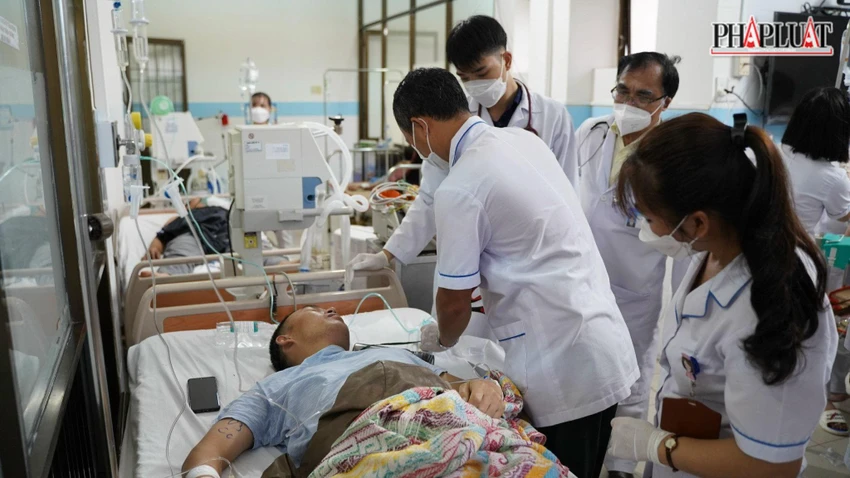 Các bác sĩ trung tâm Y tế Quân dân Y huyện Côn Đảo đang chăm sóc sức khỏe cho một thuyền viên. Ảnh: MẠNH CƯỜNG Các bác sĩ trung tâm Y tế Quân dân Y huyện Côn Đảo đang chăm sóc sức khỏe cho một thuyền viên. Ảnh: MẠNH CƯỜNG