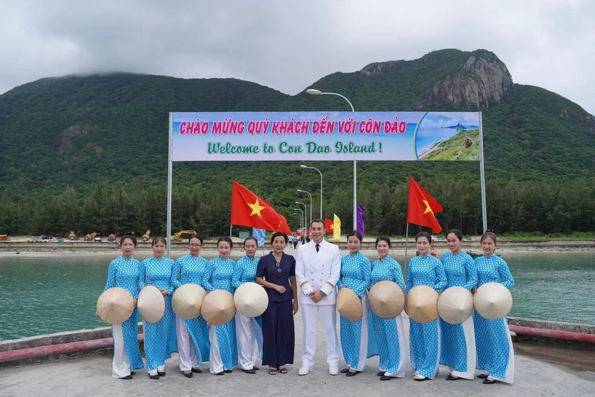 Lãnh đạo huyện Côn Đảo chụp hình lưu niệm cùng thành viên trên tàu Le Laperouse. Ảnh:MC Lãnh đạo huyện Côn Đảo chụp hình lưu niệm cùng thành viên trên tàu Le Laperouse. Ảnh:MC