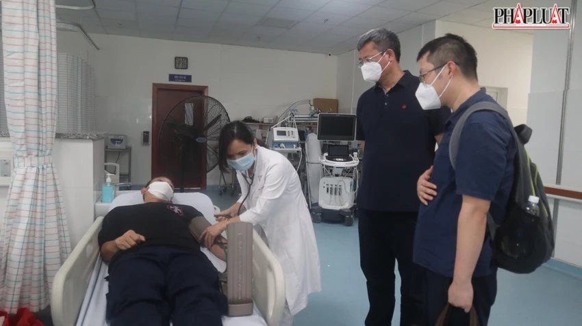 Ông Ngụy Hoa Tường, Tổng lãnh sự Trung Quốc tại TP.HCM (đứng giữa) cùng dõi theo các bác sĩ kiểm tra sức khỏe cho thuyền viên. Ảnh: TK Ông Ngụy Hoa Tường, Tổng lãnh sự Trung Quốc tại TP.HCM (đứng giữa) cùng dõi theo các bác sĩ kiểm tra sức khỏe cho thuyền viên. Ảnh: TK