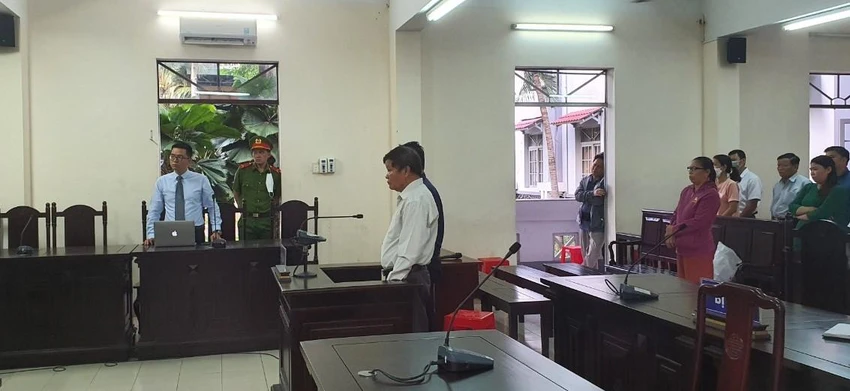 Hai bị cáo chờ nghe tuyên án. Ảnh: TK