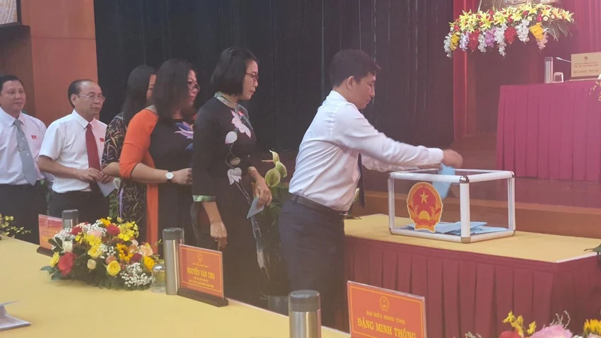 Các đại biểu tiến hành bỏ phiếu biểu quyết. Ảnh:TK Các đại biểu tiến hành bỏ phiếu biểu quyết. Ảnh:TK