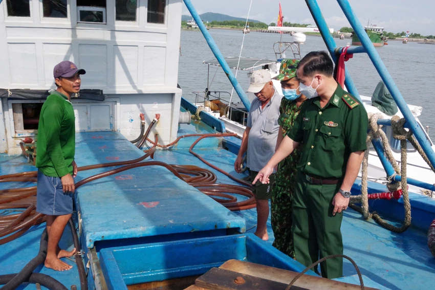 Một vụ vận chuyển dầu D.O không rõ nguồn gốc bị Biên phòng Bà Rịa-Vũng Tàu phát hiện ngày 23-10. Ảnh:QA Một vụ vận chuyển dầu D.O không rõ nguồn gốc bị Biên phòng Bà Rịa-Vũng Tàu phát hiện ngày 23-10. Ảnh:QA