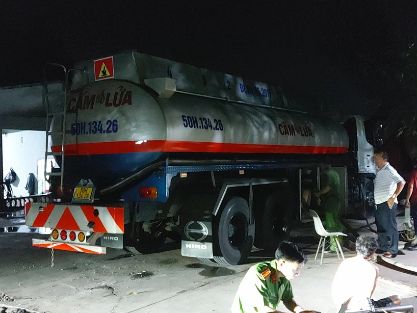 Công an khám xét tại cửa hàng bán lẻ xăng dầu Gia Khiêm Vũng Tàu tối 18-6-2022. Ảnh: CTV
