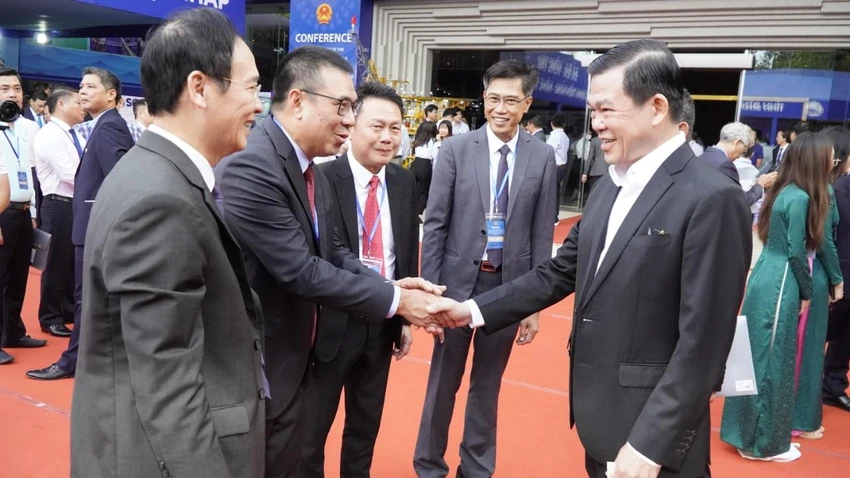 Ông Nguyễn Hồng Lĩnh, Bí thư Tỉnh ủy Đồng Nai (bìa phải) cùng các nhà đầu tư tại hội nghị. Ảnh: NL Ông Nguyễn Hồng Lĩnh, Bí thư Tỉnh ủy Đồng Nai (bìa phải) cùng các nhà đầu tư tại hội nghị. Ảnh: NL