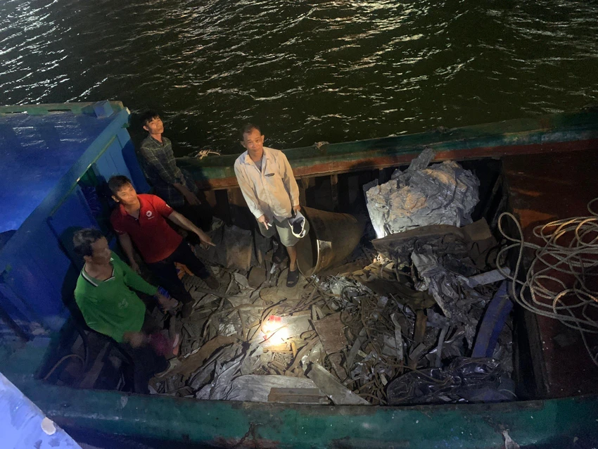 Các đối tượng cùng tang vật là 1,5 tấn sắt phế liệu trộm của tàu nước ngoài. Ảnh:AD Các đối tượng cùng tang vật là 1,5 tấn sắt phế liệu trộm của tàu nước ngoài. Ảnh:AD