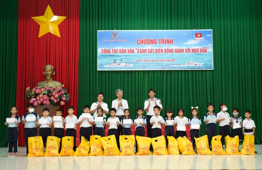 Lãnh đạo Hải đội 33, Bộ tư lệnh Vùng Cảnh sát Biển 3 tặng quà học sinh Côn Đảo. Ảnh: MC Lãnh đạo Hải đội 33, Bộ tư lệnh Vùng Cảnh sát Biển 3 tặng quà học sinh Côn Đảo. Ảnh: MC