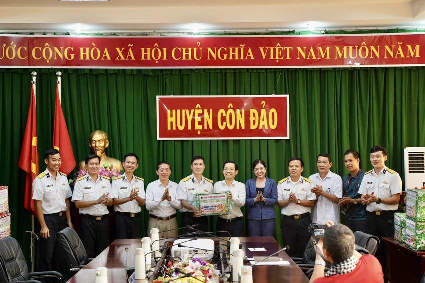 Đoàn tặng quà Tết và gửi lời chúc mừng đến huyện Côn Đảo. Ảnh: MC Đoàn tặng quà Tết và gửi lời chúc mừng đến huyện Côn Đảo. Ảnh: MC